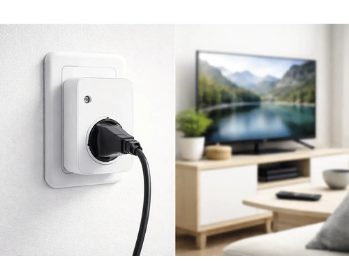 Vit smart plug i vägguttag med svart kabel, i bakgrunden ett ljust vardagsrum med modern television på en bänk av trä.