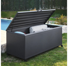 Mörkgrå trädgårdsdyna i metall med öppet lock och hjul, fylld med kuddar, bredvid en pool i trädgården.