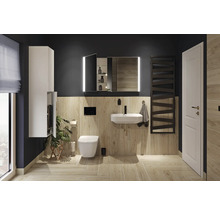 Modernt badrum med väggkakel i trälook, vit vägghängd toalett, tvättställ, belyst spegelskåp och svart designradiator.