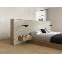 Modernt, ljust sovrum med sängram i trä, skiljevägg med mönstrat kakel, svävande nattduksbord och klinkergolv.