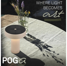 POGA solcellsbordslampa med solpanel och räfflad fot på ett dukat bord utomhus.