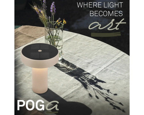 POGA solcellsbordslampa med solpanel och räfflad fot på ett dukat bord utomhus.