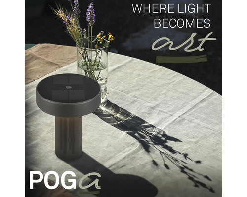 Solcellsdriven bordslampa på ett ljust, dukat trädgårdsbord med en blomvas och Poga Logo.