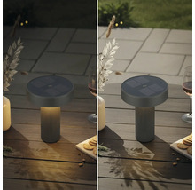 Solcellsbordslampa för utomhusbruk på ett trädgårdsbord, visning i tänd och släckt tillstånd.