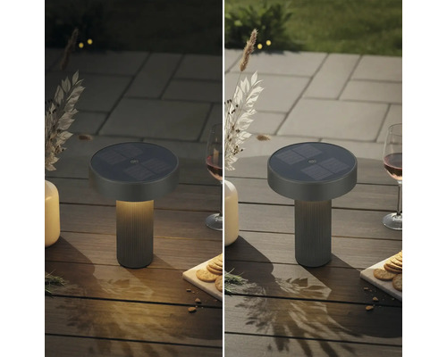 Solcellsbordslampa för utomhusbruk på ett trädgårdsbord, visning i tänd och släckt tillstånd.