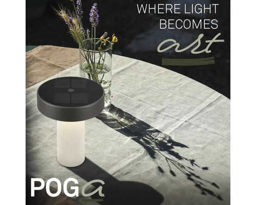 Poga solcellsdriven bordslampa med räfflad fot på ett dukat trädgårdsbord bredvid en blomvas.