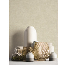 Strukturerad non-woven tapet i linneoptik med olika dekorativa vaser av glas och keramik.