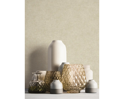 Strukturerad non-woven tapet i linneoptik med olika dekorativa vaser av glas och keramik.