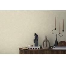 Modernt vardagsrum med strukturerad tapet i naturfärger bakom en mörk sideboard i trä med minimalistiska prydnadsföremål.