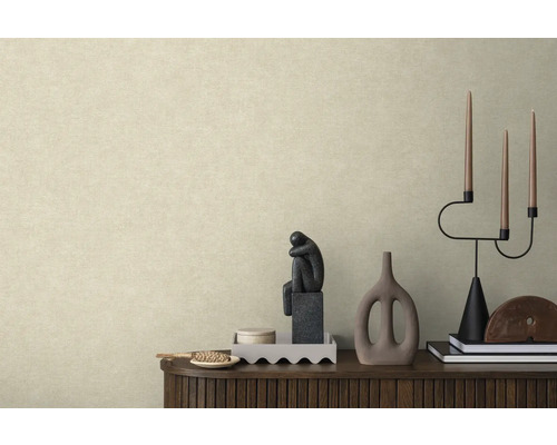 Modernt vardagsrum med strukturerad tapet i naturfärger bakom en mörk sideboard i trä med minimalistiska prydnadsföremål.