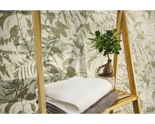 Non-woventapet med botaniskt bladsmönster, med en trähylla, handdukar och en krukväxt.