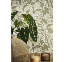 Non-woventapet med botaniskt bladmönster i en miljö med Alocasia-växt och ljus.