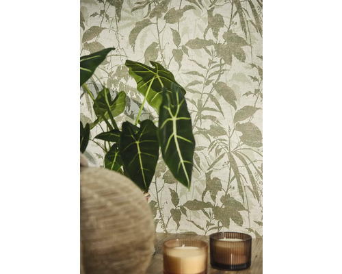 Non-woventapet med botaniskt bladmönster i en miljö med Alocasia-växt och ljus.
