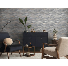 Modernt vardagsrum med grå tapet med vågmönster, mörk skänk, texturerade fåtöljer och minimalistisk dekoration.