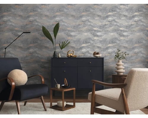 Modernt vardagsrum med grå tapet med vågmönster, mörk skänk, texturerade fåtöljer och minimalistisk dekoration.