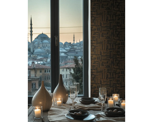Dukat matbord med ljus, glas och vaser framför ett fönster med stadsutsikt och geometriskt mönstrad tapet.