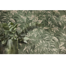 Non-woventapet med botaniskt bladsmönster och dekorativ vas med eukalyptus.