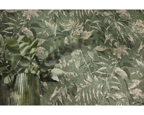 Non-woventapet med botaniskt bladsmönster och dekorativ vas med eukalyptus.