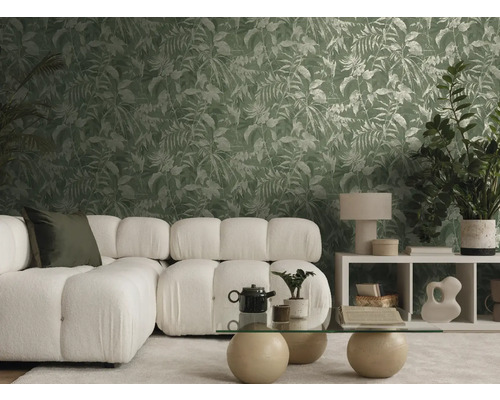Ljust, modernt vardagsrum med vit soffa, glasbord och non-woven tapet med grönt tropiskt bladmöster.
