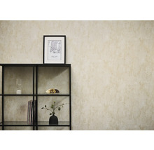 Non-woventapet i beige betonglook på en vägg bakom en svart metallhylla med dekorativa föremål.