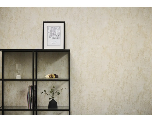 Non-woventapet i beige betonglook på en vägg bakom en svart metallhylla med dekorativa föremål.