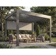 Fristående pergola i aluminium i antracit med lamelltak och sidomarkis i en trädgård med loungemöbler.