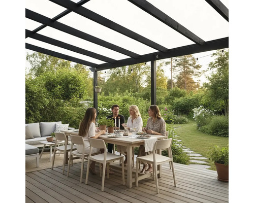 Fyra personer äter vid ett träbord på en träterrass under en svart pergola med tak i en ljus och välskött trädgård.