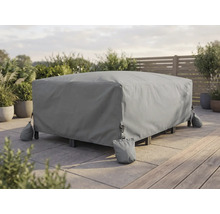 Väderbeständigt överdrag för utemöbler på en ljus uteplats, säkrad med sandsäckar i hörnen.