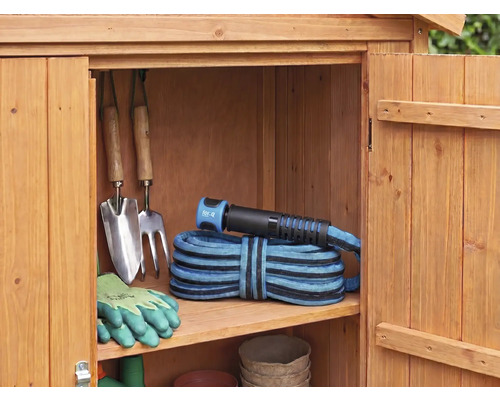 Öppet trädgårdsskåp i trä med förvarad handspade, handgrep, trädgårdshandskar och en flexibel trädgårdsslang på en hylla.