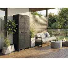 Högt trädgårdsskåp med trälook på en modern terrass med loungemöbler och växter.