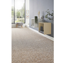 Ljust modernt rum med melerad beige-grå heltäckningsmatta, grå vägg med vägghängda hyllor och stort fönster mot trädgården.
