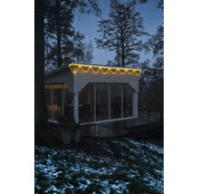 LED-ljusslinga istappar varmvit på en modern friggebod i en vintrig nattmiljö.