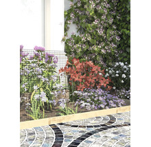 Nätstängsel som rabattkant i en trädgård med olika blommor och en mosaikgång.