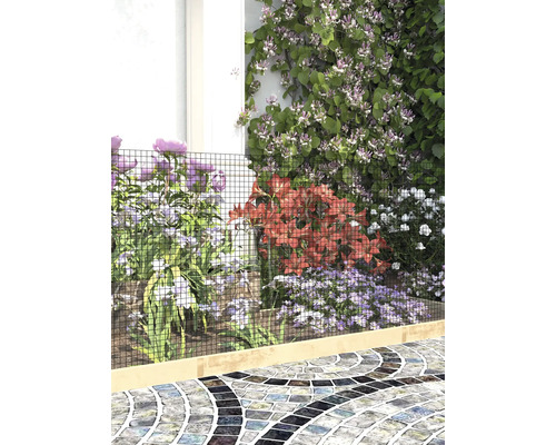 Nätstängsel som rabattkant i en trädgård med olika blommor och en mosaikgång.