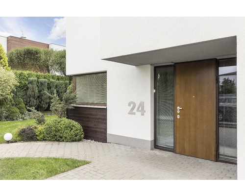 Enfamiljshus med ytterdörr och trädgårdsdesign