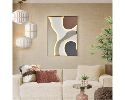 Ljust vardagsrum med beige soffa, abstrakt väggkonst med belysning, randiga taklampor och krukväxter.