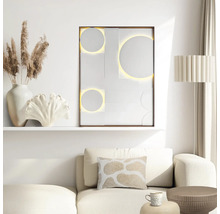 Modernt, ljust vardagsrum med belyst geometrisk väggdekoration ovanför en soffa, minimalistisk design med naturmaterial.