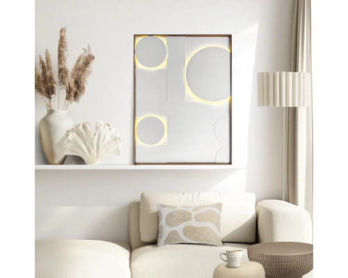 Modernt, ljust vardagsrum med belyst geometrisk väggdekoration ovanför en soffa, minimalistisk design med naturmaterial.