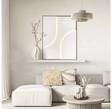 Ljust vardagsrum med modern soffa, abstrakt väggkonst på hylla, dekorationskuddar och soffbord i minimalistisk stil.