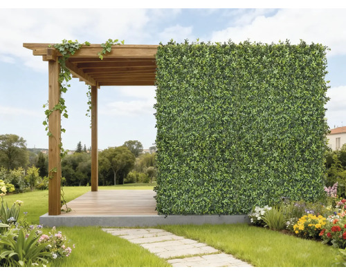 Träpergola med en konstgjord häck som insynsskydd i en ljus, organiserad trädgård med blommor och en stenstig.