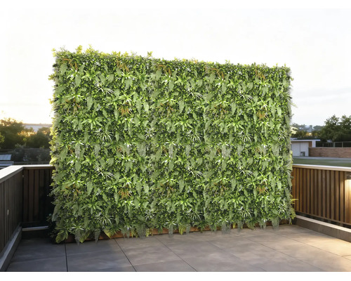 Konstgjord växtvägg som insynsskydd på en terrass med plattor och räcke.