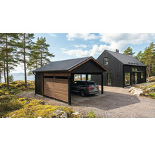 Modern svart carport i trä med korrugerat plåttak bredvid ett matchande hus i ett ljust kustlandskap med havsutsikt.