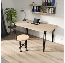Modern arbetsplats med skrivbord i trä, svarta metallben, matchande pall i industriell design och vägghyllor.