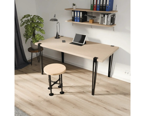 Modern arbetsplats med skrivbord i trä, svarta metallben, matchande pall i industriell design och vägghyllor.