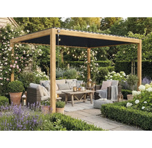 Träpergola med svart lamelltak på en terrass. Med loungemöbler i rotting, träbord och trädgårdsväxter som lavendel och rosor.