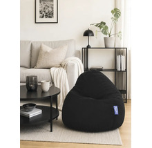 Svart saccosäck i ett ljust, modernt vardagsrum med grå soffa, svart soffbord och hylla.