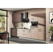Modernt inbyggt kök i beige med svarta handtag, inbyggnadsugn, fläktkåpa och stänkskydd i marmorlook.