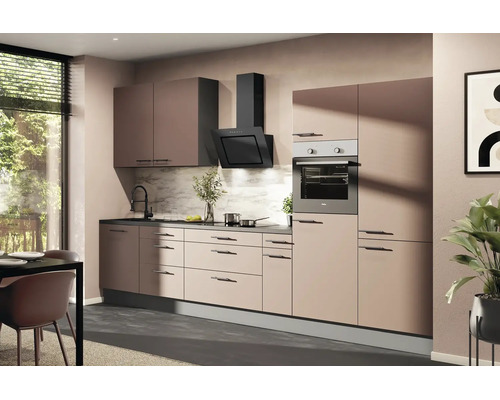 Modernt inbyggt kök i beige med svarta handtag, inbyggnadsugn, fläktkåpa och stänkskydd i marmorlook.