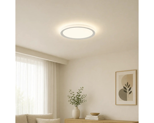 Platt, rund LED-taklampa i ett ljust, minimalistiskt vardagsrum med trämöbler och dekorationer.