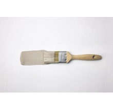 Flat pensel med 50 millimeters bredd och trähandtag, som visar ett penseldrag i beige färg.